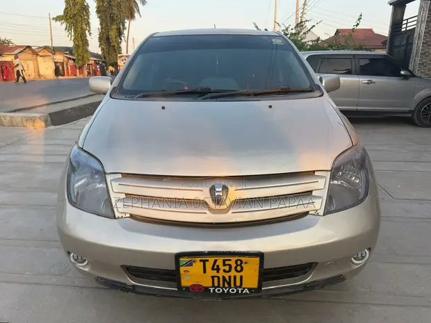 Toyota IST 2004 Silver - 1