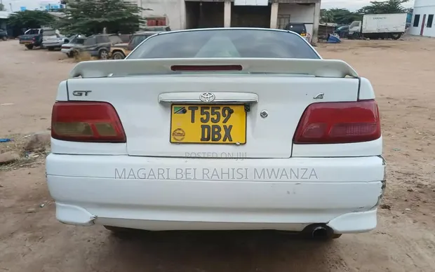 Toyota Carina 2000 White - 1