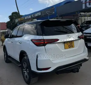 Toyota Fortuner 2020 Nyeupe