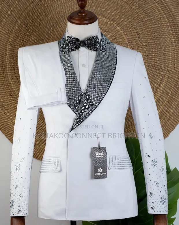 Suti Nyeupe na Fedha yenye Mapambo kwenye Lapel - 1