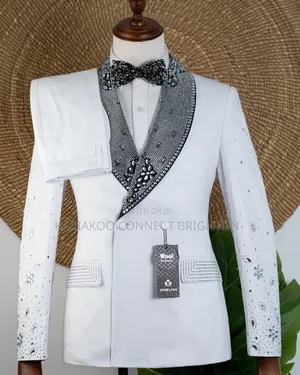 Suti Nyeupe na Fedha yenye Mapambo kwenye Lapel
