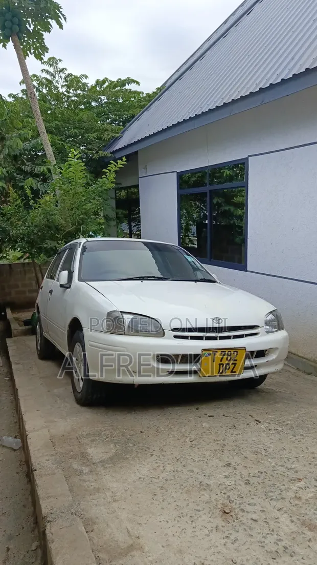 Toyota Starlet 1998 White - 1