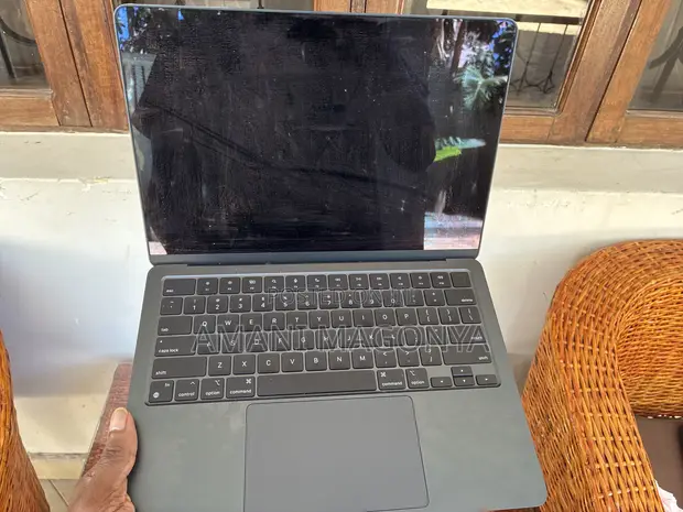 Apple MacBook Air 2022 M2 16GB RAM 256GB SSD - 1