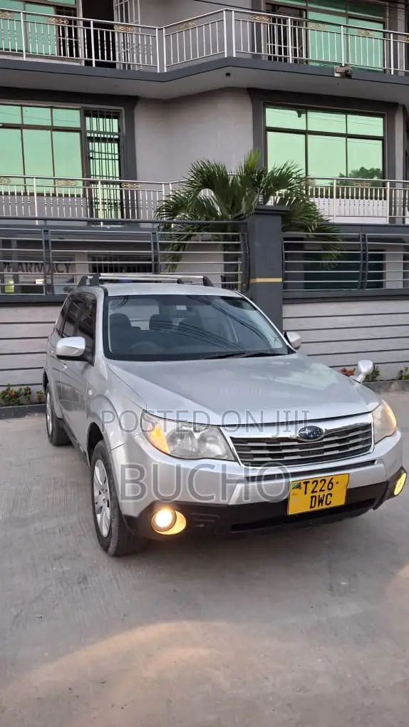 Subaru Forester 2010 Silver - 1