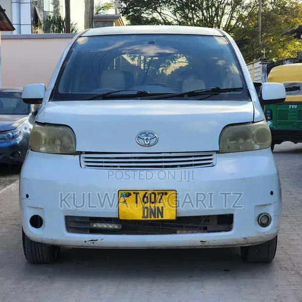 Toyota Porte 2005 White - 1