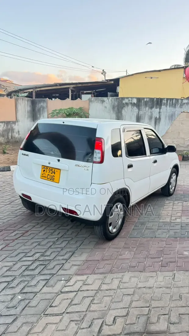 Suzuki Swift 2004 Nyeupe - 1