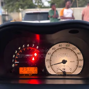 Toyota IST 2003