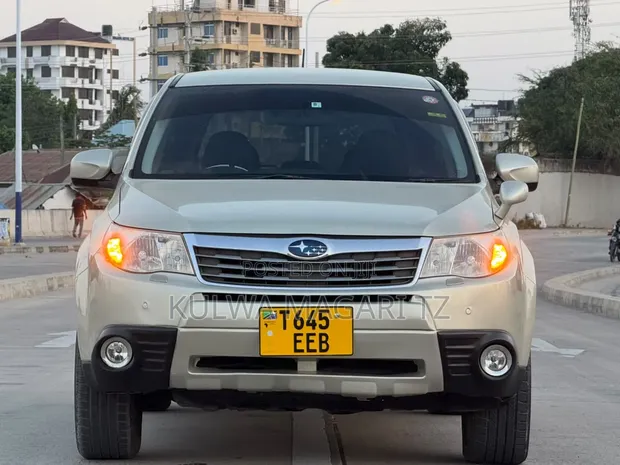 Subaru Forester 2010 Beige - 1
