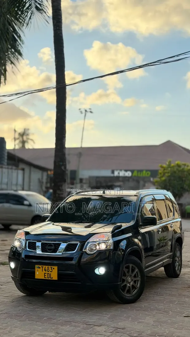 Nissan X-Trail 2012 Black - 1