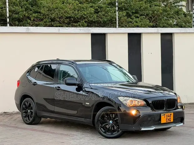 BMW X1 2011 Nyeusi - 1