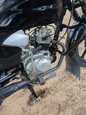 TVS HLX 125 2025 Nyeusi