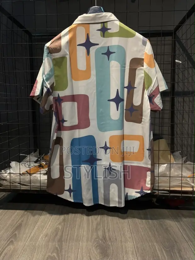 T-Shirt ya Calvin Klein Rangi Nyingi - Mpya Kabisa - 1