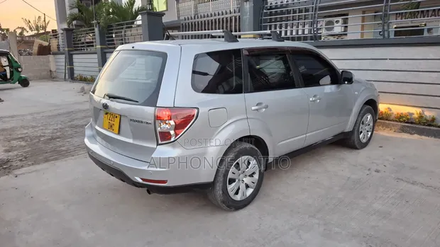 Subaru Forester 2010 Silver - 1