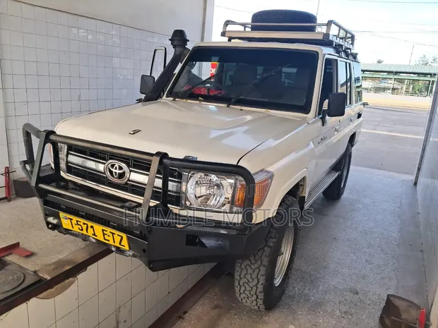 Toyota Land Cruiser 2013 White - 1