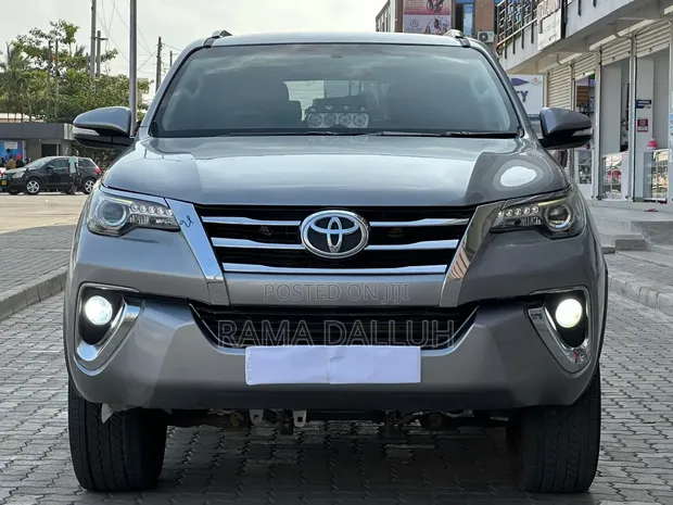 Toyota Fortuner 2018 Gray - 1