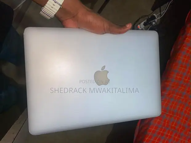 Apple MacBook Pro 2015 13.3" Intel Core i5 4GB RAM 256GB SSD - 1