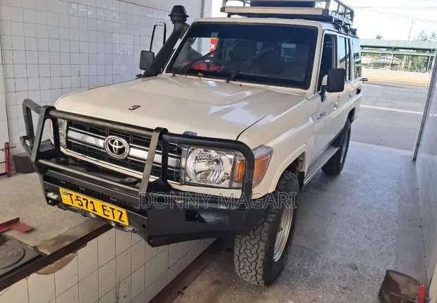 Toyota Land Cruiser 2013 White - 1