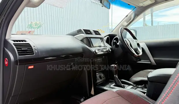 Toyota Land Cruiser Prado 2016 Kijani - 1