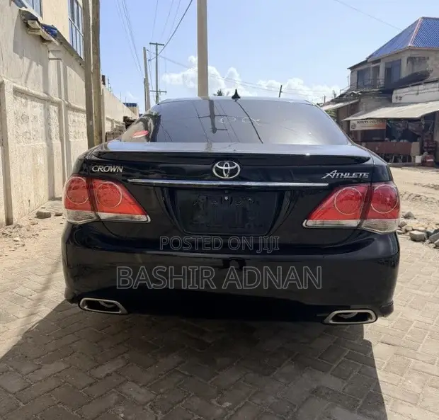 Toyota Crown Athlete 2011 - TOM'S Edition - 1