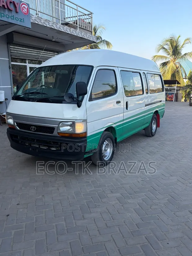 Toyota HiAce 2006 Nyeupe - 1