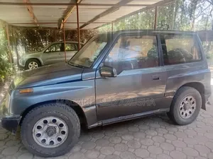 Suzuki Escudo 1999 Nyeusi