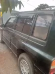Suzuki Escudo 1998 Nyeusi - 3