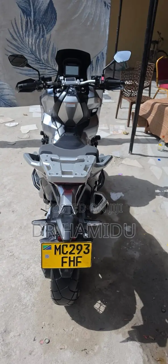 Honda X-ADV 750 Scooter (2024) - 1