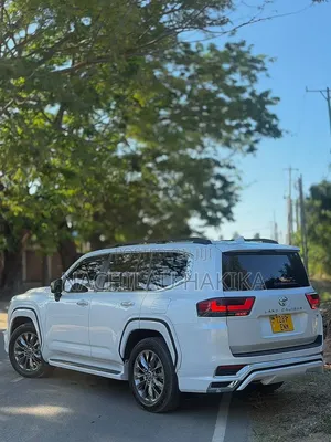 Toyota Land Cruiser LC300 2024 Nyeupe