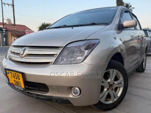 Toyota IST 2004 Silver - 1