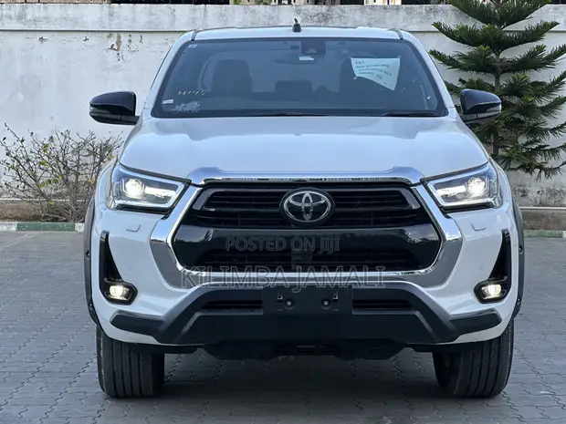 Toyota Hilux 2022 White - 1