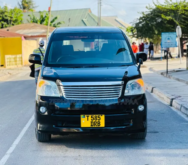 Toyota Noah 2005 Black - 1