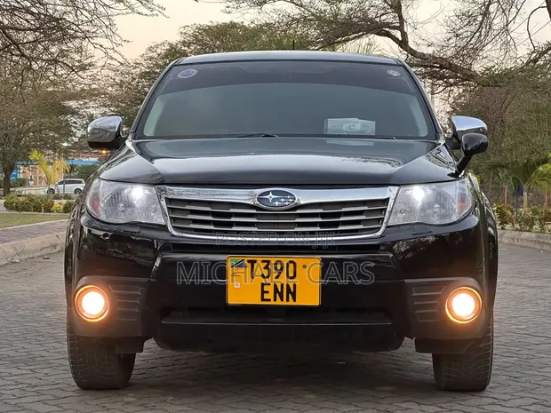 Subaru Forester 2010 Nyeusi - 1