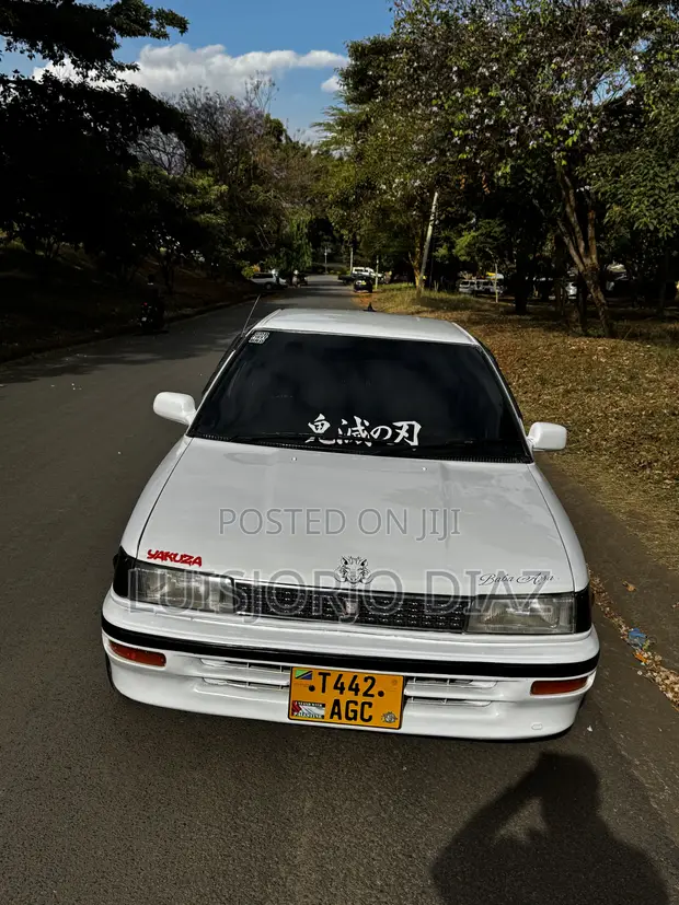 Toyota Corolla Sedan 1989 White - 1