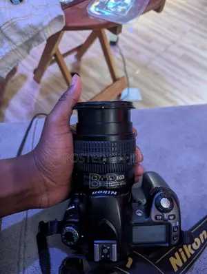 Nikon D80 Kamera ya DSLR yenye Lens ya 18-70mm