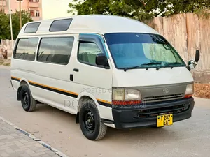 Toyota HiAce 2000 Nyeupe