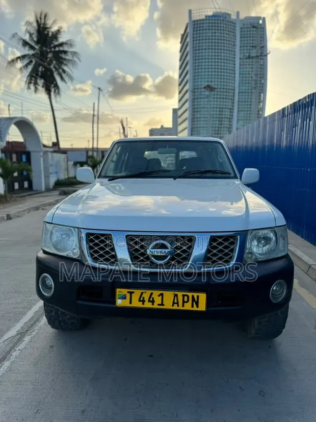 Nissan Patrol 2002 White - 1