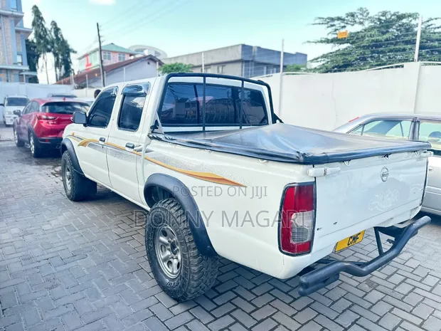 Nissan Hardbody 2015 Nyeupe - 1
