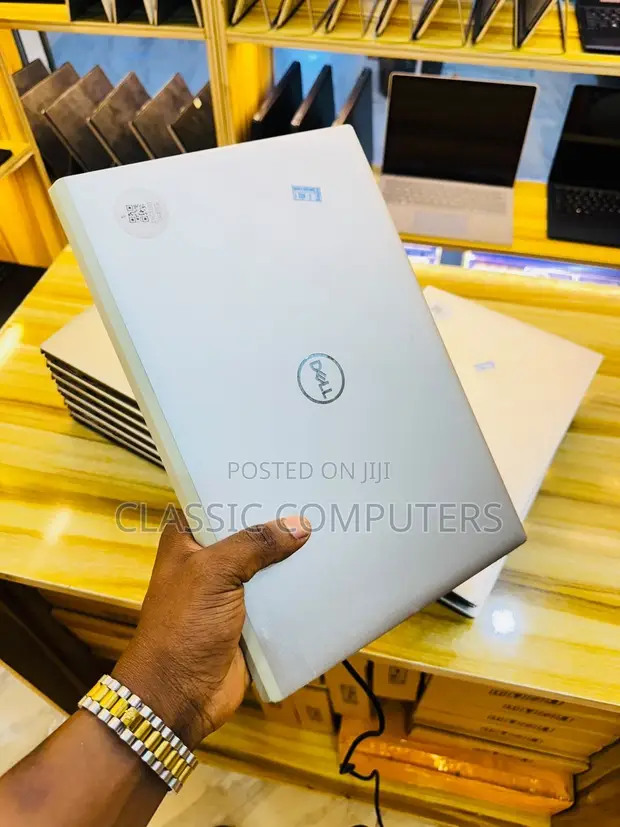 Dell Vostro 13 5300 Laptop: Intel Core i5, 8GB RAM, 256GB SSD - 1