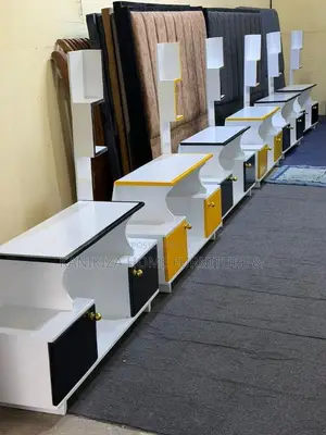 Modern Wood Showcase - Woodstock
