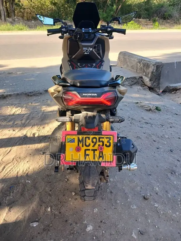Honda ADV 160 Pikipiki 2024 Rangi ya Dhahabu - 1