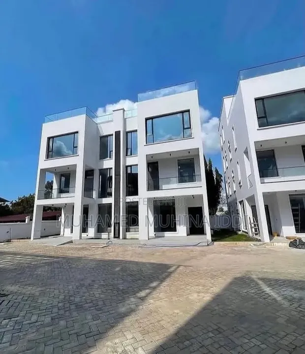 Furnished 5-Bedroom Villa for Rent in Oyster Bay - 1