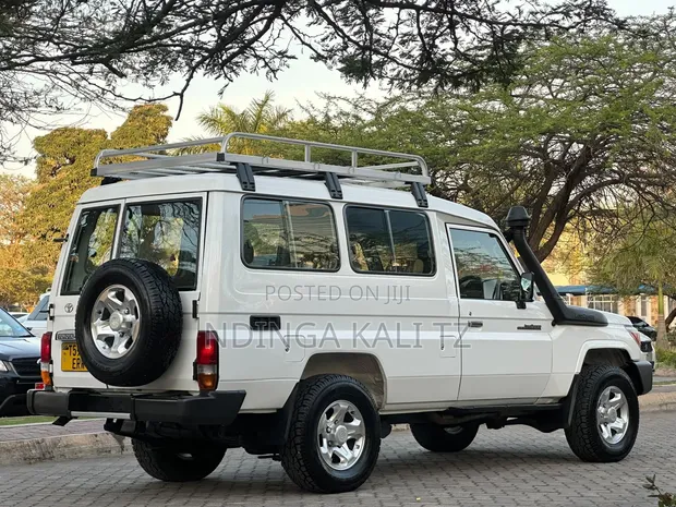 Toyota Land Cruiser 2010 White - 1
