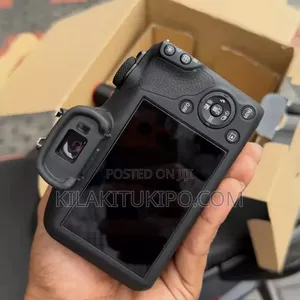Canon EOS R100 Camera na Lens ya 18-45mm