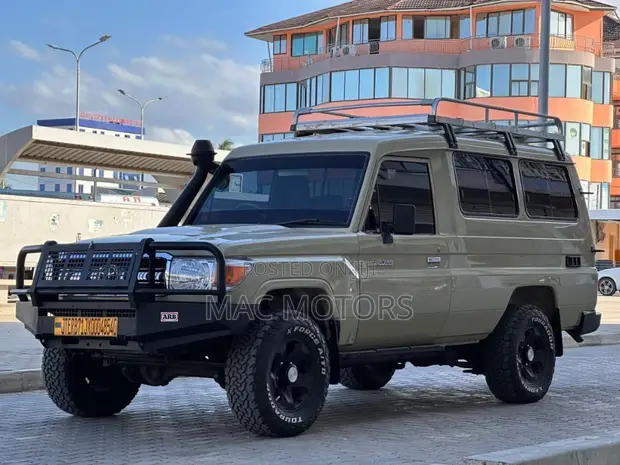 Toyota Land Cruiser Series 76 2010 Beige - 1
