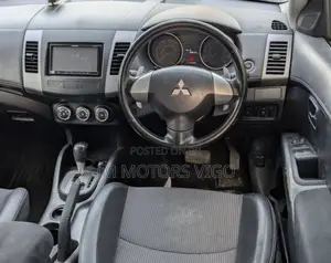 Mitsubishi Outlander 2012 Nyeusi