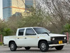 Nissan DoubleCab 2000 White
