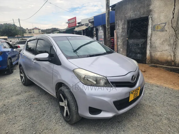 Toyota Vitz 2009 Nyeupe - 1