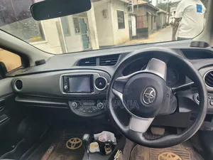 Toyota Vitz 2009 Nyeupe