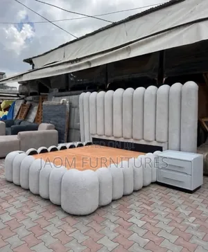 Kitanda Sofa na Vituvi Viwili