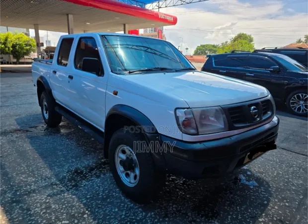 Nissan Hardbody 2016 White - 1